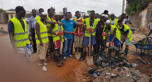 INONDATIONS A CONAKRY: LA FONDATION ABOUBACAR BOBODI CAMARA, S’ENGAGE À LIBÉRER LES CANIVEAUX DE TOU