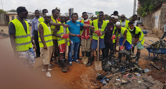 INONDATIONS A CONAKRY: LA FONDATION ABOUBACAR BOBODI CAMARA, S’ENGAGE À LIBÉRER LES CANIVEAUX DE TOU