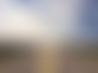 route au milieu de la campagne avec des montages
