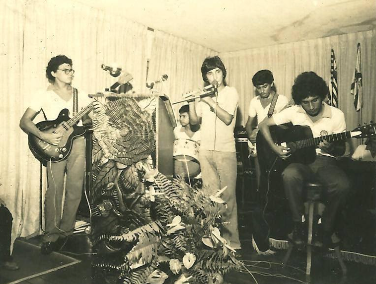 Figura 5. Inhamuns (1978): Nicodemos Façanha (contrabaixo), Fernando Figueiredo (bateria), Poty Fontenelle (pífano), Liduino Pitombeira (guitarra elétrica) e Alcântara Pimentel (violão e voz).