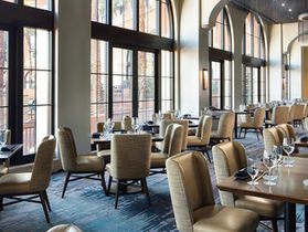 불꽃이 물 위에 피어나는 밤, Lake Las Vegas 연말 레스토랑 특선