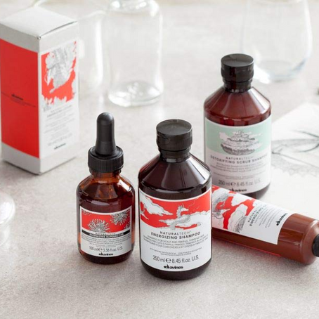 Er du lei av konstant flass og irritert hodebunn? Det er på tide å ta kontroll med Davines hårprodukter. Les vår omfattende blogg for de beste tipsene og produktene som ikke bare bekjemper flass.