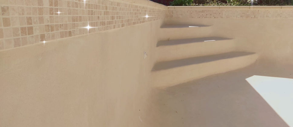 Rénovation et relooking
d' une piscine structure Diffazur.
Plaster détruit en ligne d'eau et cloques importante sur le bassin, skimmers cassés, fuites, filtration non conforme
On remplace les skimmers, réfection de l'étanchéité résine polyester et reprise plaster, pose de céramique effet travertin microformat,
filtration refaite entièrement et automatisme de traitement électrolyseur analyse orp et ph automatique...