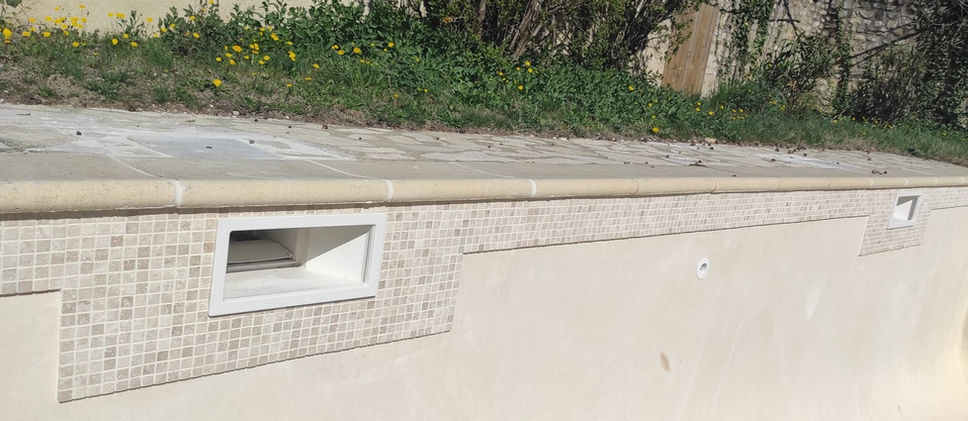 Rénovation et relooking
d' une piscine structure Diffazur.
Plaster détruit en ligne d'eau et cloques importante sur le bassin, skimmers cassés, fuites, filtration non conforme.
On remplace les skimmers, réfection de l'étanchéité résine polyester et reprise plaster, pose de céramique effet travertin microformat,
filtration refaite entièrement et automatisme de traitement électrolyseur analyse orp et ph automatique...
