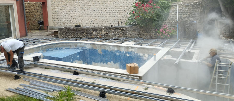 Bleu Azur Piscine-Rénovation d'un bassin-modification des surfaces-création d un fond plat- réfection escalier, création d une cuve de récupération eau de pluie de 12m3 ,PVC armé gris anthracite, dallage céramique sur structure autoportante métallique ZM Terrassteel