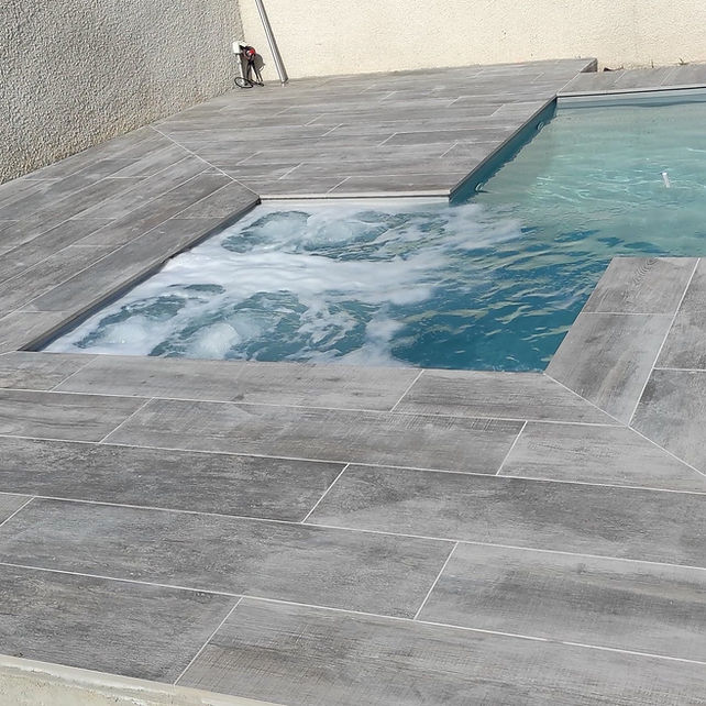 Très belle finition céramique effet bois sur cette piscine béton armé MARINAL SYSTEM