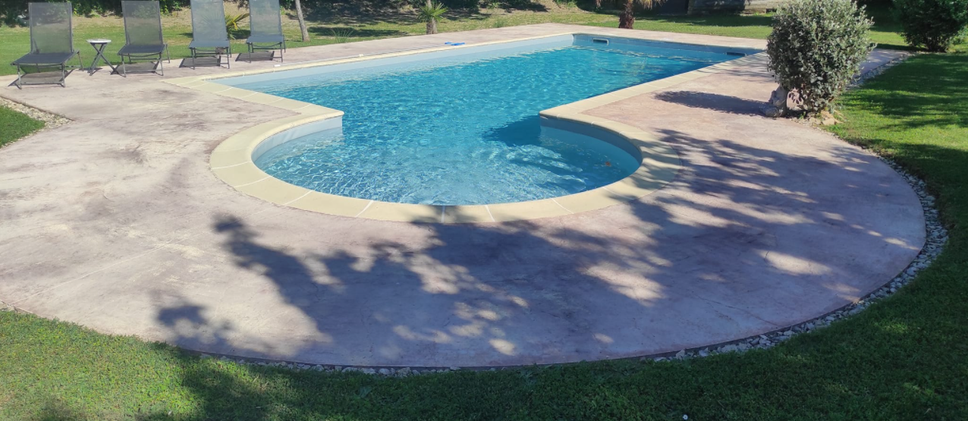 Bleu Azur Piscine Superbe rénovation secteur Crest Grane-Escalier plage - PVC armé sopremapool gris clair - Dallage béton effet roche - Remise à neuf des margelles...