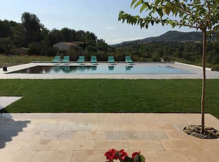 La piscine miroir se distingue par la particularité de son bassin : le niveau de ses quatre bords se situe au niveau de la plage. Afin que l'eau s'écoule de façon égale sur chaque bord, son bassin doit impérativement être rectangulaire. La piscine miroir arbore donc des lignes épurées et une démarcation discrète avec la plage. Et, comme son nom l'indique, son plan d'eau constitue un miroir reflétant joliment le ciel.