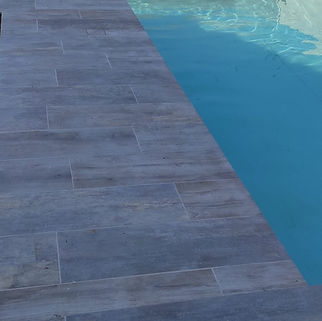 Très belle finition céramique effet bois sur cette piscine béton armé MARINAL SYSTEM