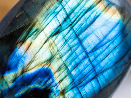 💎 Pierres semi-précieuses et soins sonores : quand la matière devient vibration