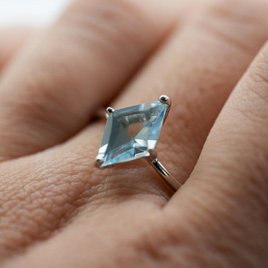 Bague en rhodium et pierre naturelle de topaze bleue facettée