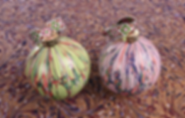 Set of 2 marbled baubles with decorative ribbons.