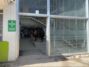 Dos encapuchados con armas largas burlan seguridad y asaltan a cuentahabiente en Bancomer de Tecamachalco