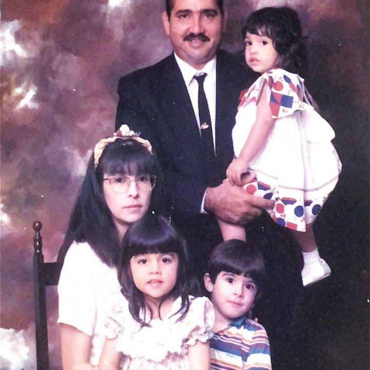 Familia Colón Vega en foto de estudio: padre, madre, tres hijos pequeños.