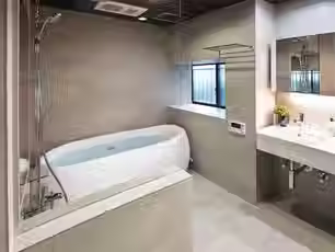 在来浴室の施工事例|タイル張りの壁と床、現場で造作する自由設計のバスルーム