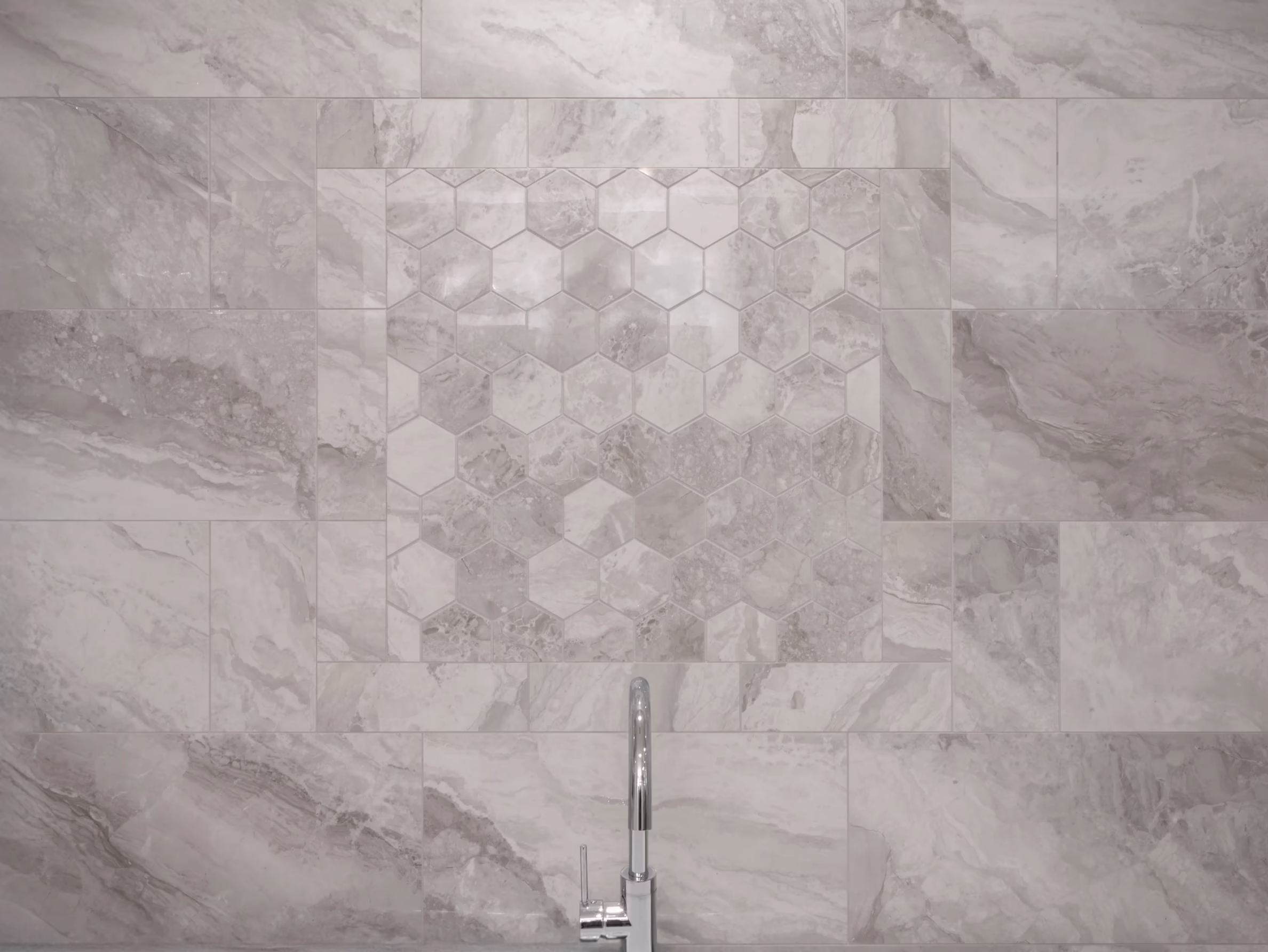 在来工法施工事例②|フリースタンディングバスとクラシックタイルのホテルライクなバスルーム