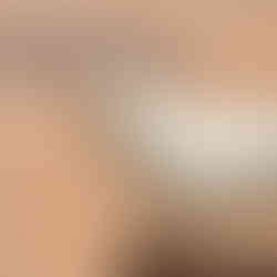 ヘリンボーン張りの美しいタイルとアクセントの柄タイル