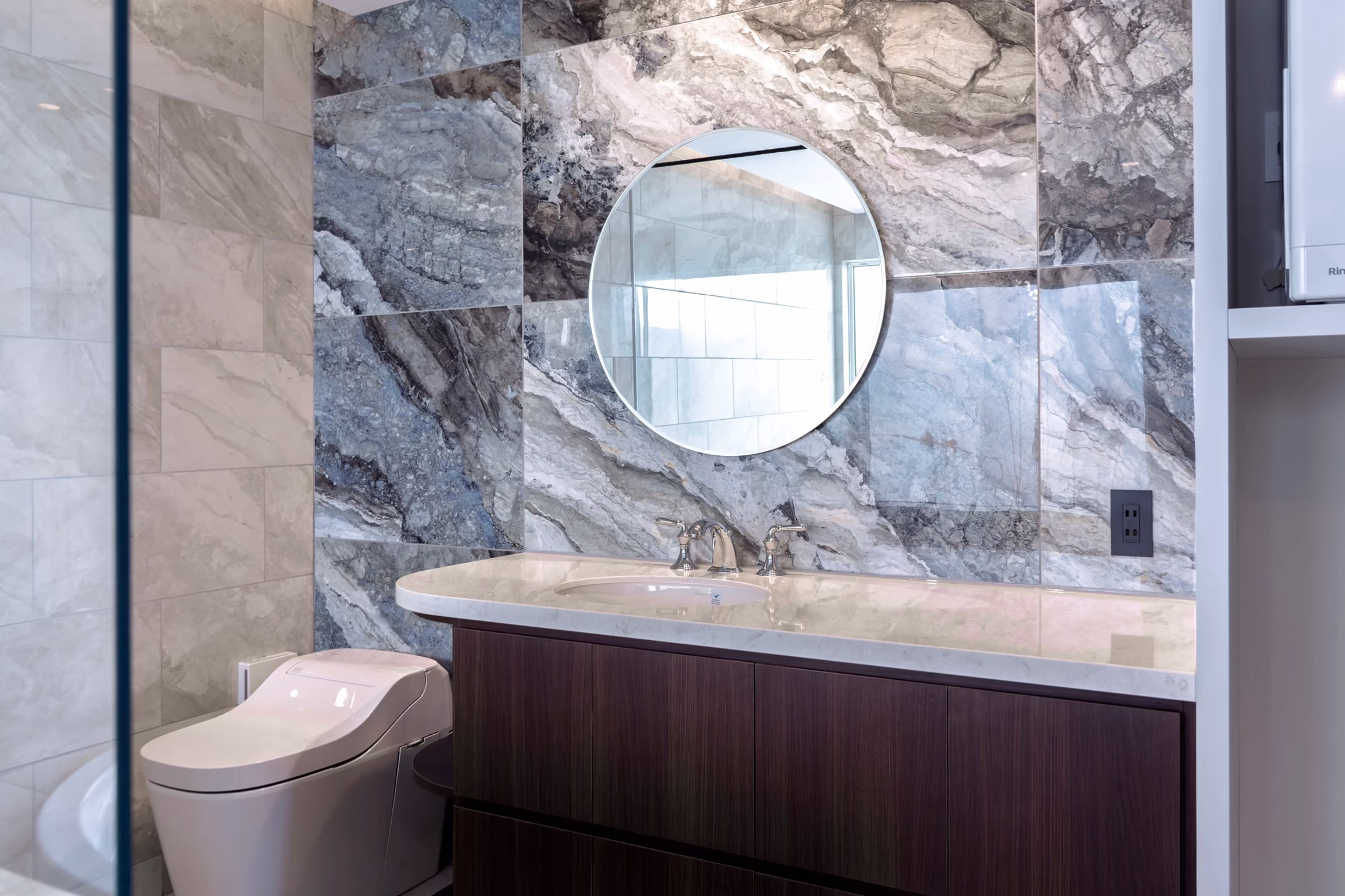 在来工法施工事例④|ガラス越しに中庭が見えるジェットバスとブルータイルのホテルライクな浴室