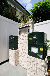 白を基調とした新築・2世帯住宅の外構デザイン
タイル仕上げの門柱に宅配ボックス「Brizebox」を2台設置。2世帯住宅でも気兼ねなくお荷物をお受け取り頂けます。門柱の壁面には、天然のサンゴが化石化して形成されたモザイクタイルを使用し、笠木部分にも壁面の雰囲気をくずさない表情の