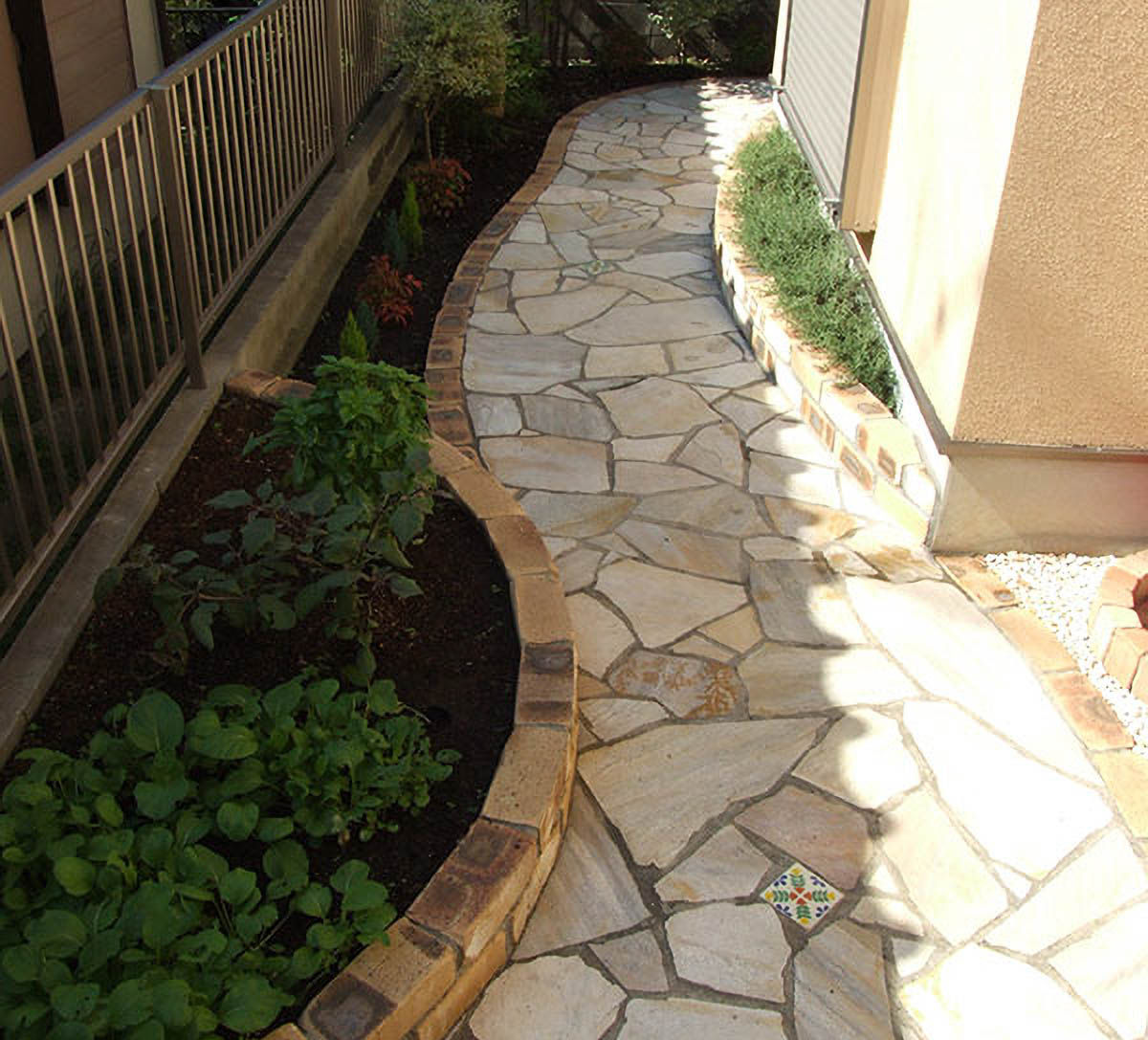 ボウクスのエクステリアやガーデニング、玄関アプローチなどに人気の乱形石材アルビノイエローを使った空間。