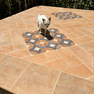 ヘリンボーン張りの美しいタイルとアクセントの柄タイル