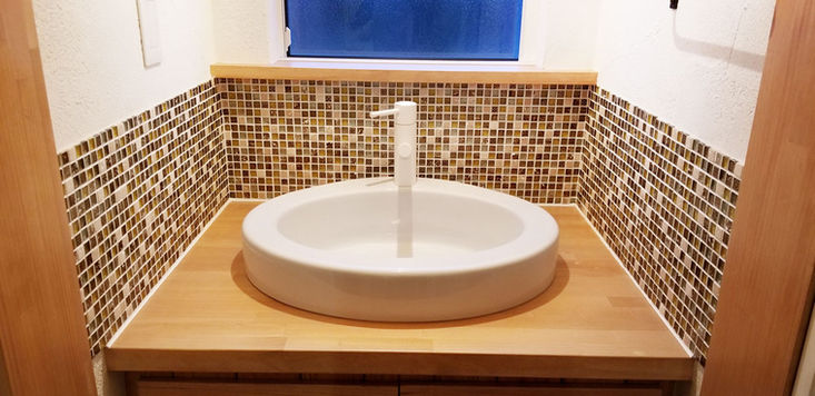 タイル張りなら、水跳ねや汚れもお手入れ簡単。水回りを清潔に保つことができます。
普段使いの洗面所と分けることで、生活感を見せずにお客様にも気持ちよく使っていただけます。