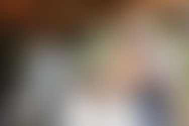 bruid komt aangelopen met vader tijdens huwelijk