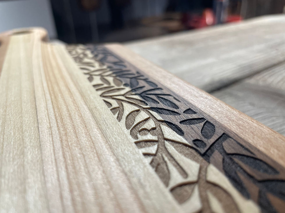 Miniatura: Tagliere con manico multi-essenza in legno massiccio inciso