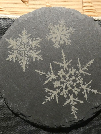 Tre cristalli di neve incisi su ardesia. Artistica Laser