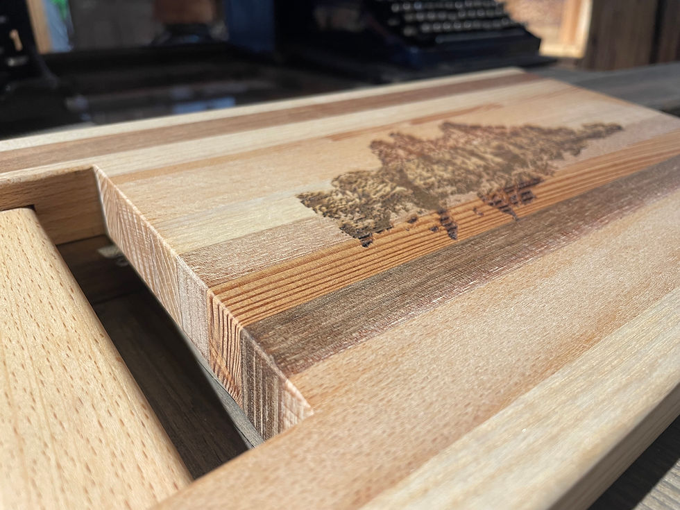Miniatura: Tagliere monoporzione multi-essenza in legno massiccio inciso