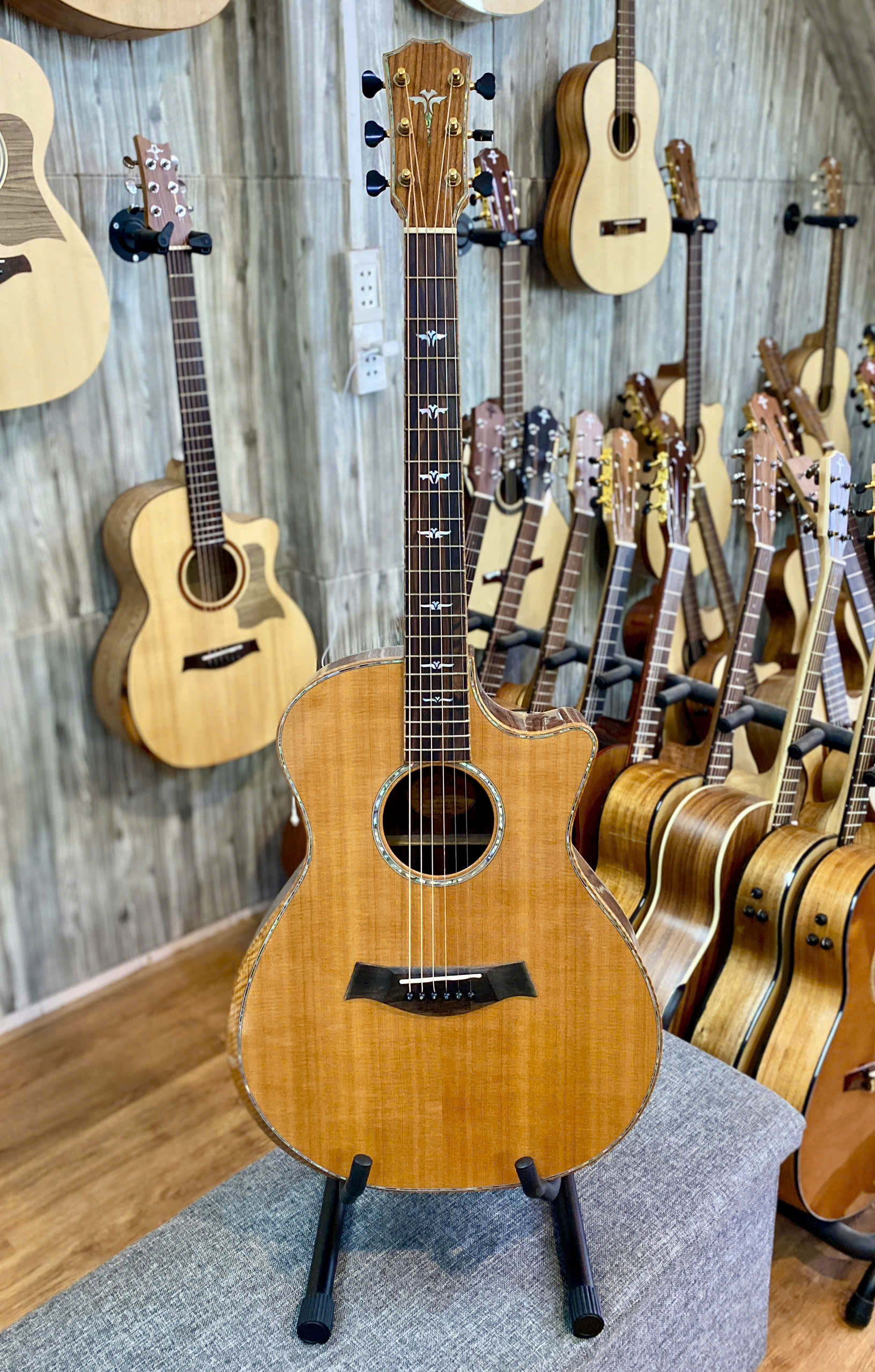 Guitar Handmade Ngọc Thức Custom Cẩm Ấn