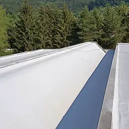Scheddach - Abdichtung mit Flüssigkunststoff und Armierungsvlies Industriedach.