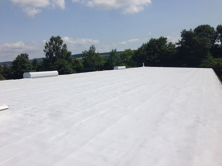 Abdichtung & Dämmung mit PUR-Dachspritzschaum und Flüssigkunststoff auf Blechdach.