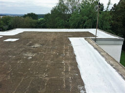 Flachdach abdichten mit Pur-Dachspritzschaum und Flüssigkunststoff - Bungalow Bitumendach.