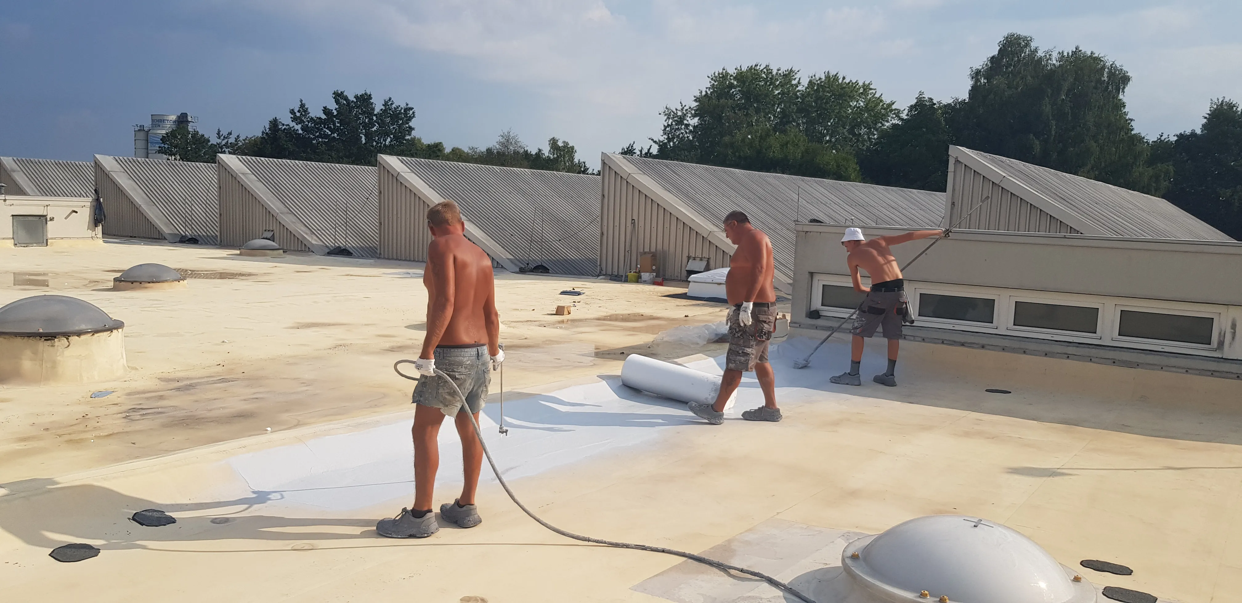 Flüssigkunststoff Abdichtung & Armierungsvlies auf Foliendach