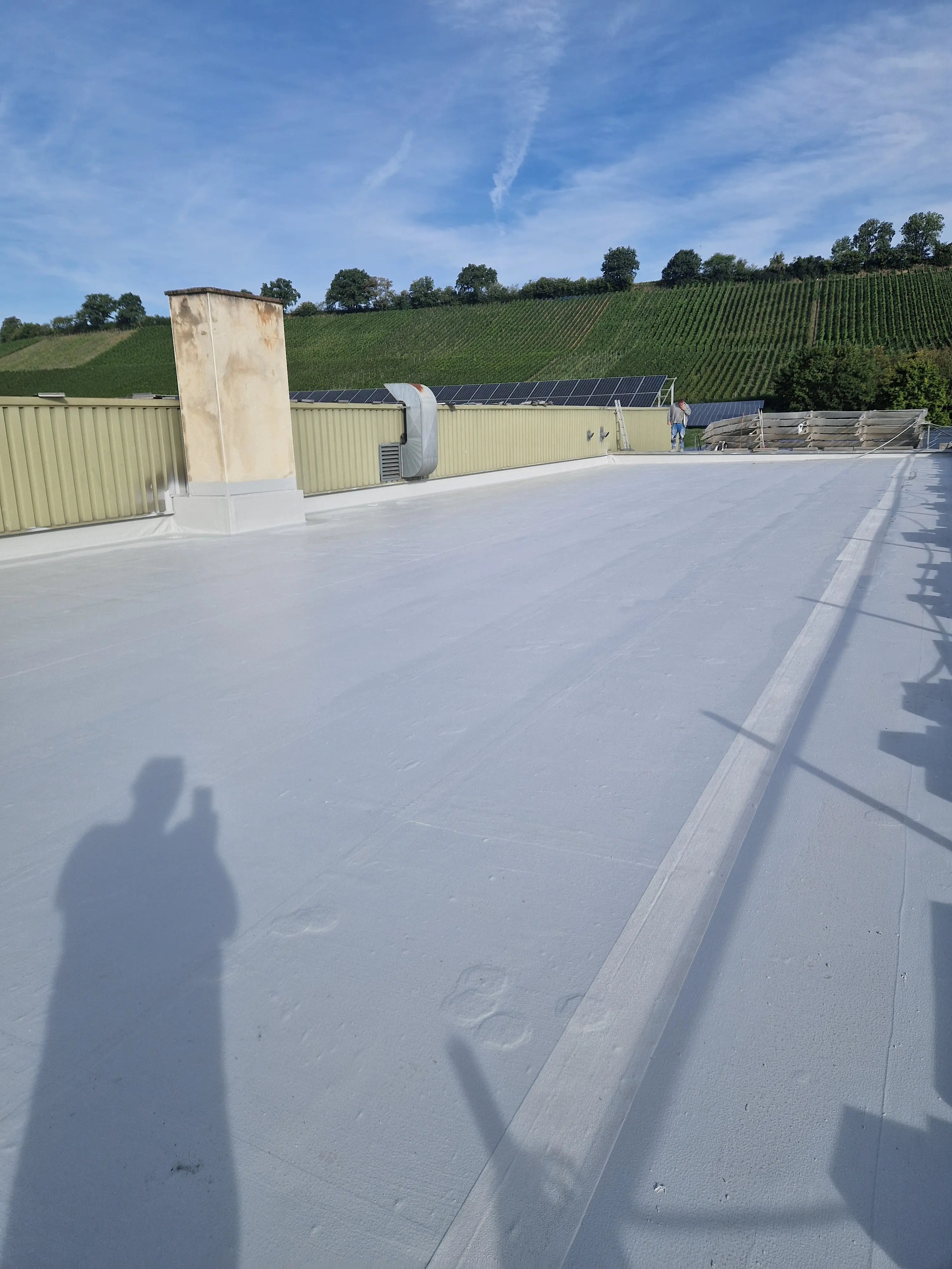 Flachdach regenieren, sanieren mit Flüssigkunststoff und Vlies von Pur-Protect s.r.o.