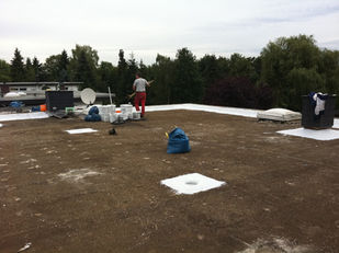 Vorbereitungsarbeiten und Säuberung der Bungalow-Dachfläche für die Beschichtung mit PUR-Dachspritzschaum.