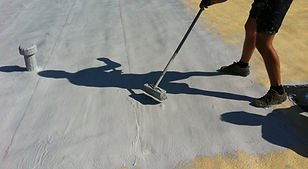 Flachdach sanieren, Dachabdichtung mit PUR-Dachspritzschaum & Flüssigkunststoff und Vlies.