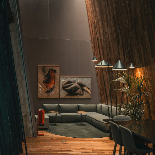 tableaux au dessus d'un canapé d'angle