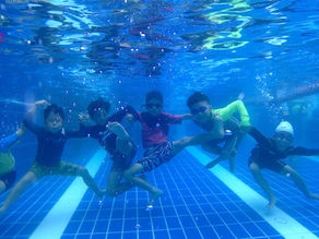 Do parents pay pool entry to watch a lesson?