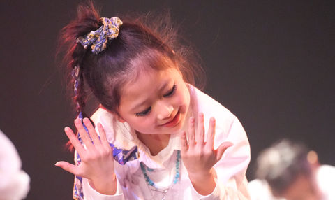 大阪府豊中市にスタジオを構えるダンススタジオ、STUDIO SUNの第2回発表会『SOL BOX vol.2』Lyrical HIPHOP 初中級クラスの発表の様子