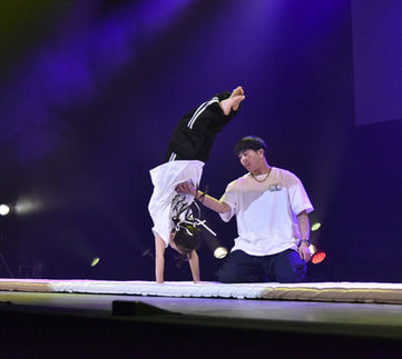 大阪府豊中市にスタジオを構えるダンススタジオ、STUDIO SUNの第2回発表会『SOL BOX vol.2』アクロバット＆トリッキングクラスの発表の様子