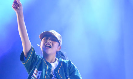 大阪府豊中市にスタジオを構えるダンススタジオ、STUDIO SUNの第2回発表会『SOL BOX vol.2』HIPHOP 初中級 (金)クラスの発表の様子