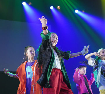 大阪府豊中市にスタジオを構えるダンススタジオ、STUDIO SUNの第2回発表会『SOL BOX vol.2』HIPHOP 初中級 (金)クラスの発表の様子