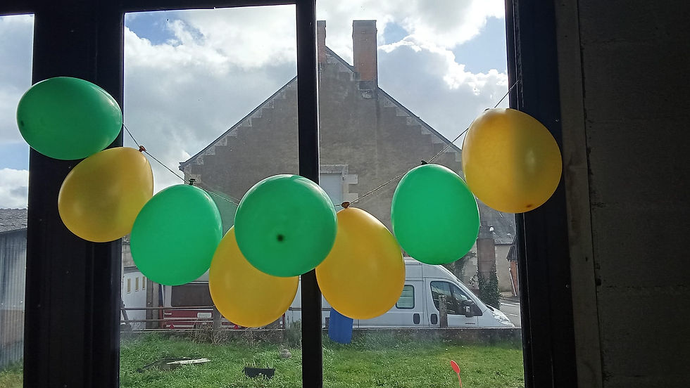 Décoration du café associatif par les bénévoles