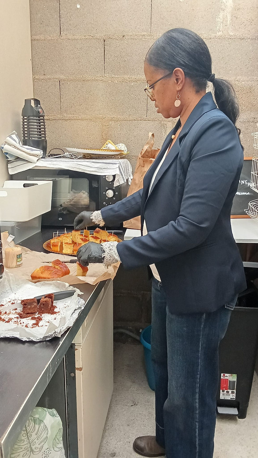 Bénévole en plein préparatif