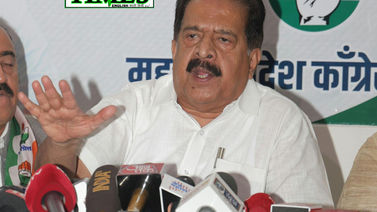 जनतेचे दिवाळे काढून शिंदे भाजपची दिवाळी!: रमेश चेन्नीथला**
सरकारच्या चुकीच्या धोरणांमुळे उद्ध्वस्त झाले सोयाबीन, कापूस, कांदा उत्पादक शेतकरी; काँग्रेसची ६ नोव्हेंबरला गॅरंटी जाहीर करण्याची घोषणा