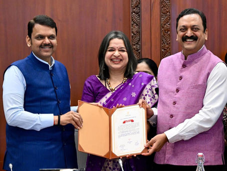 وزیر اعلیٰ دیویندر فڈنویس کے ہاتھوں محکمہ تعمیراتِ عامہ کو اعزاز، منیشا مہیسکر اور ملند مہیسکر کی خدمات کا اعتراف