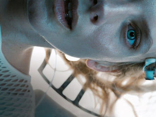 La protagonista del film Oxygen intrappolata nella capsula criogenica nello spazio