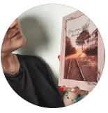 Lectrice présentant les chroniques et avis reçus des chroniqueurs